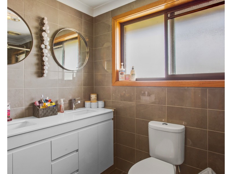 16 BRANDON COURT, Endeavour Hills VIC 3802