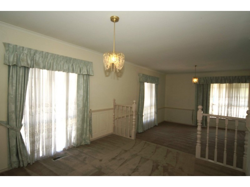 26 Edward Freeth Drive, Endeavour Hills VIC 3802