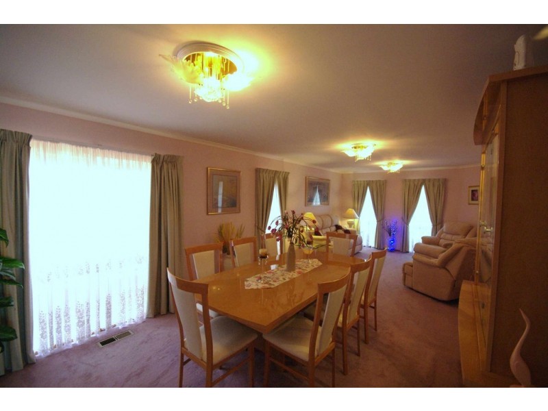 2 Lockley Close, Endeavour Hills VIC 3802