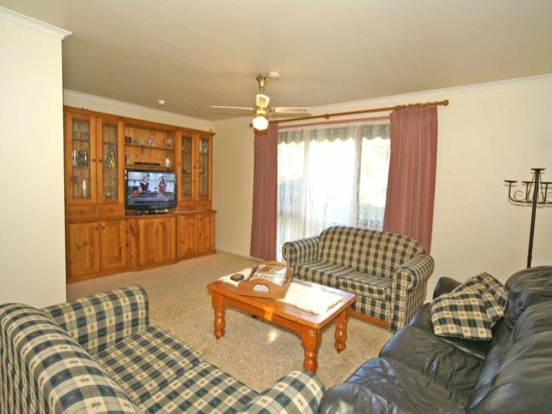 10 Singleton Drive, Endeavour Hills VIC 3802