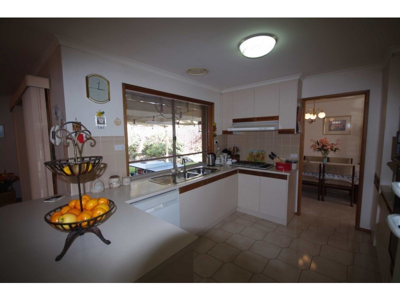 16 Preston Avenue, Endeavour Hills VIC 3802