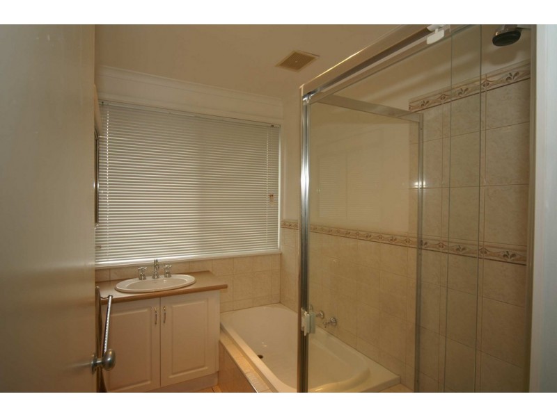 19 Essex Park Drive, Endeavour Hills VIC 3802