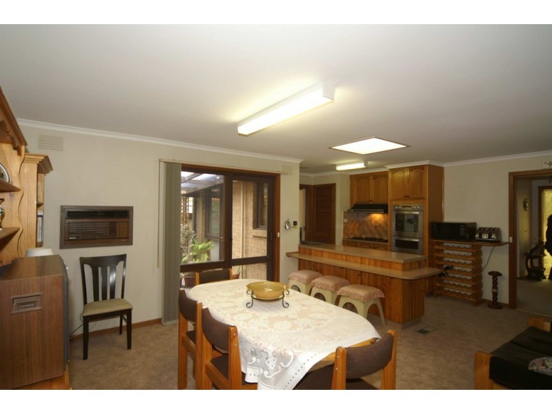 10 Endeavour Crescent, Endeavour Hills VIC 3802