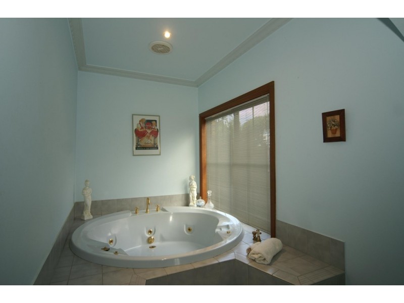 6 Nevis Court, Endeavour Hills VIC 3802