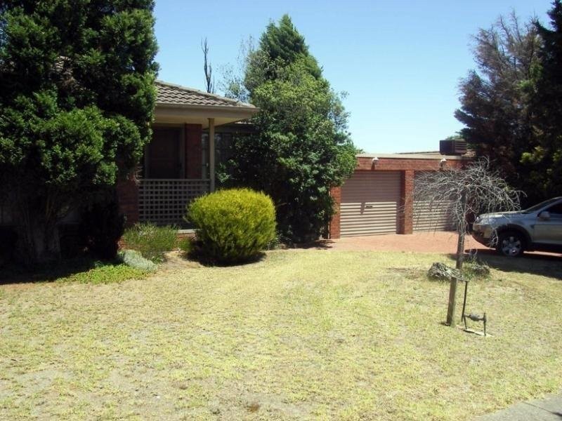 16 BRIDLE COURT, Endeavour Hills VIC 3802