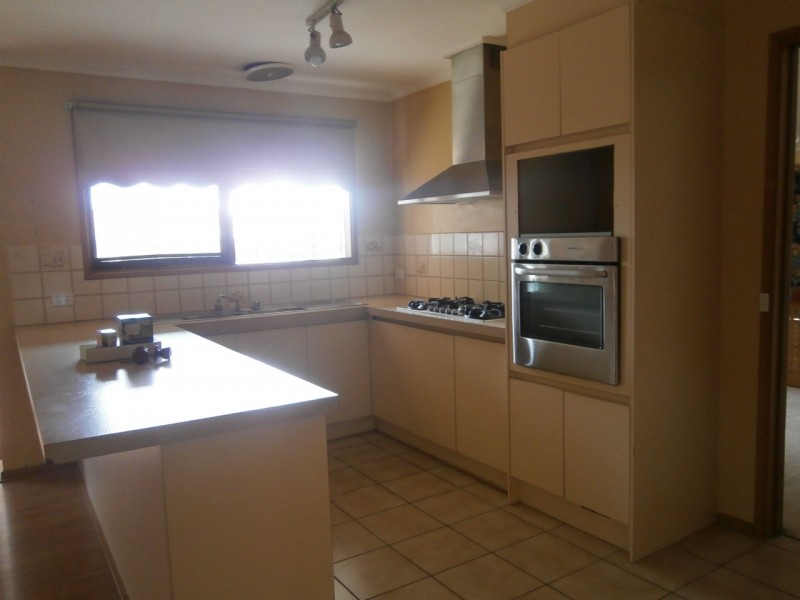 16 BRIDLE COURT, Endeavour Hills VIC 3802