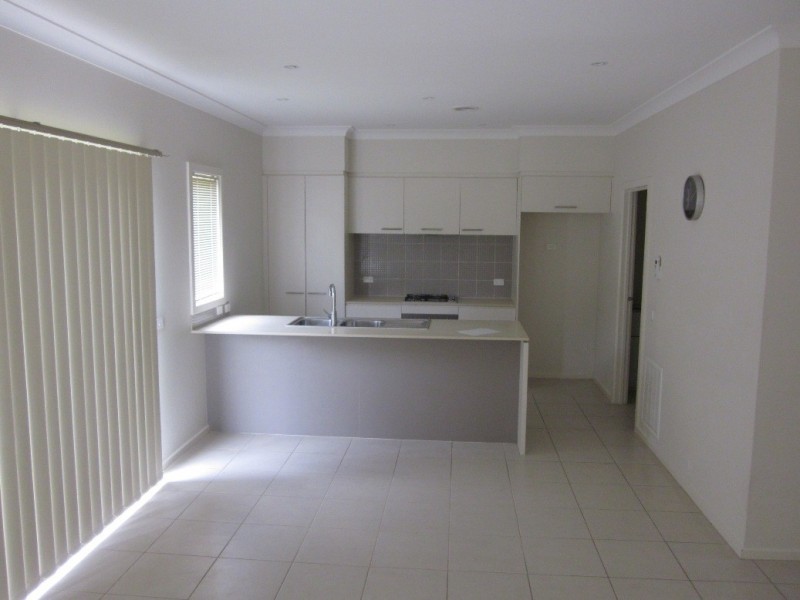 8 MANUSCRIPT DRIVE, Endeavour Hills VIC 3802