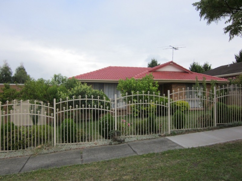 33 ARTHUR PHILLIP DRIVE, Endeavour Hills VIC 3802