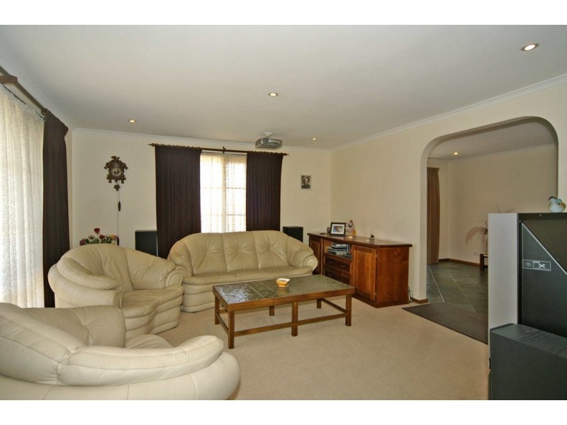 10 Moya Close, Endeavour Hills VIC 3802