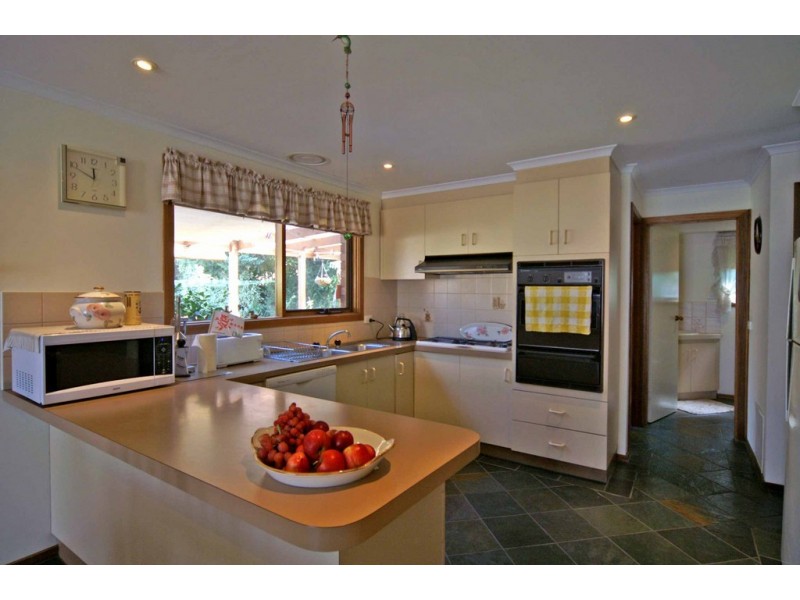 10 Moya Close, Endeavour Hills VIC 3802