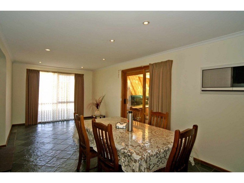 10 Moya Close, Endeavour Hills VIC 3802