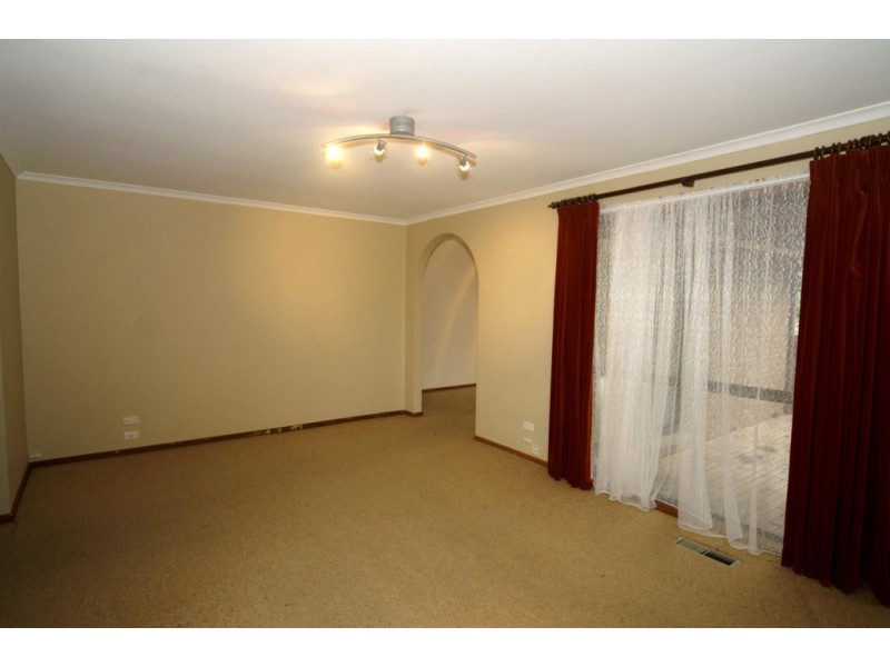 16 Singleton Drive, Endeavour Hills VIC 3802