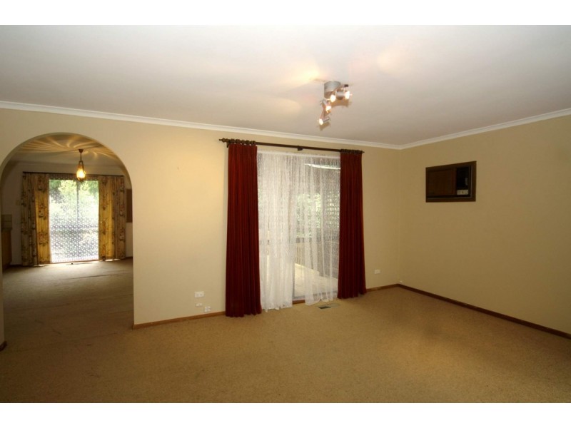 16 Singleton Drive, Endeavour Hills VIC 3802