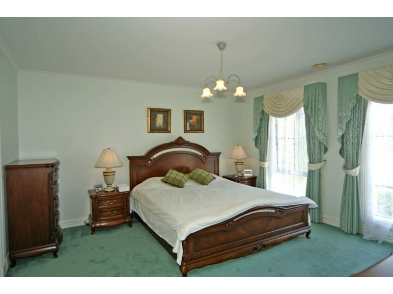 21 Renee Avenue, Endeavour Hills VIC 3802