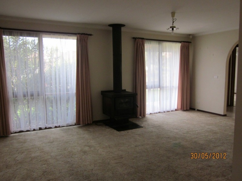 28 LAWSON WAY, Endeavour Hills VIC 3802