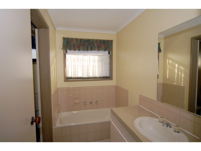 69 SHETLAND STREET, Endeavour Hills VIC 3802