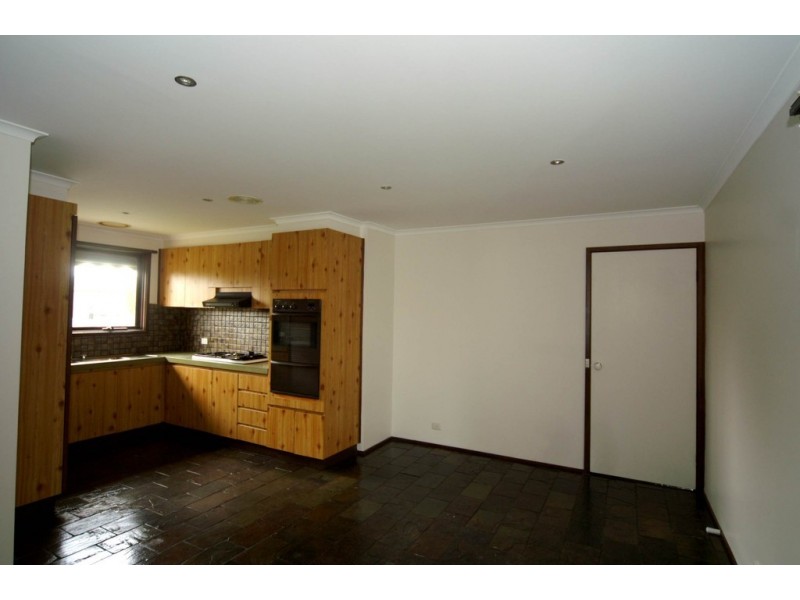 11 WHITESTONE COURT, Endeavour Hills VIC 3802