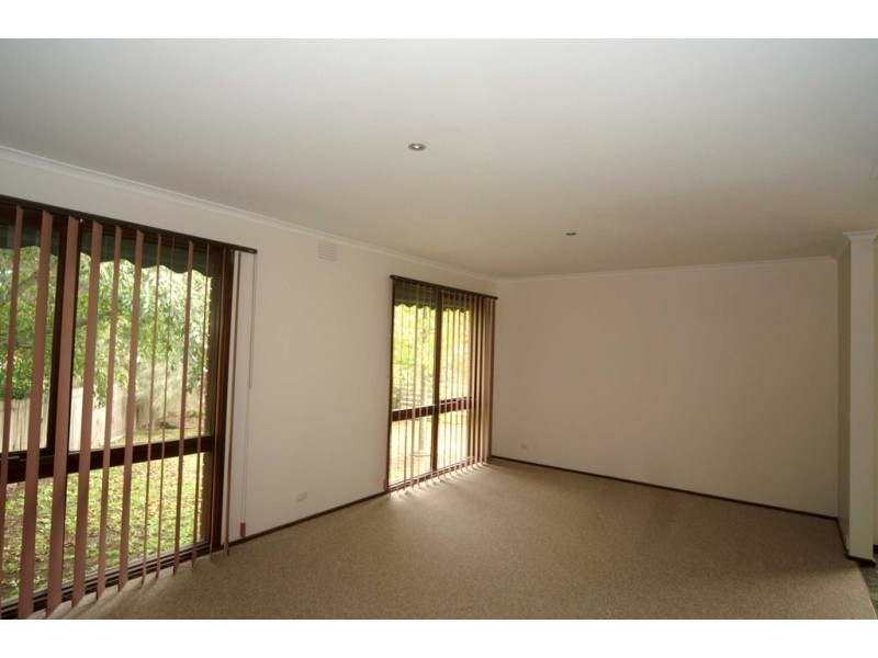 11 WHITESTONE COURT, Endeavour Hills VIC 3802