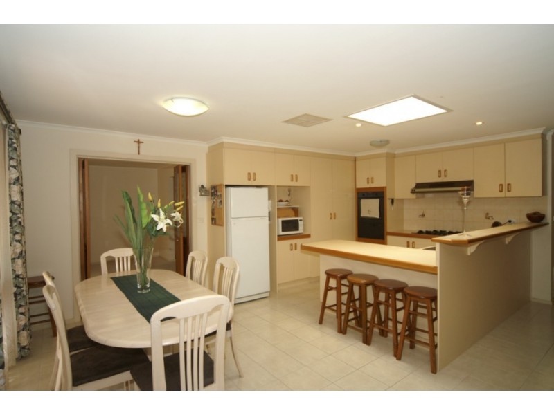 48 Denton Drive, Endeavour Hills VIC 3802