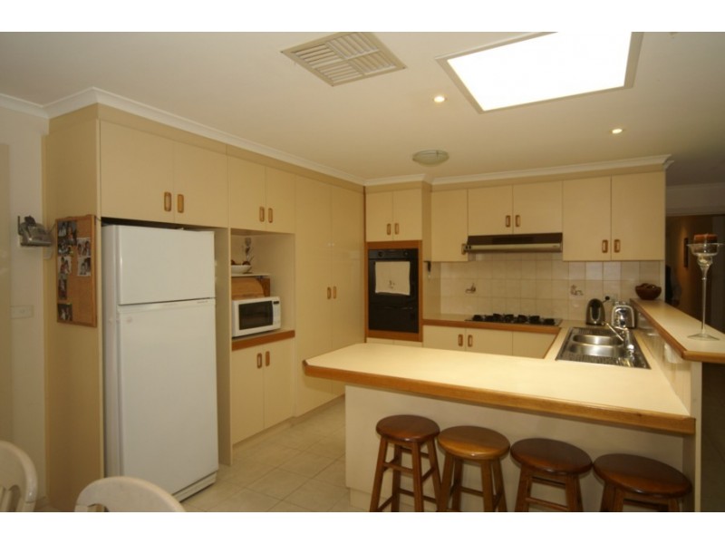 48 Denton Drive, Endeavour Hills VIC 3802