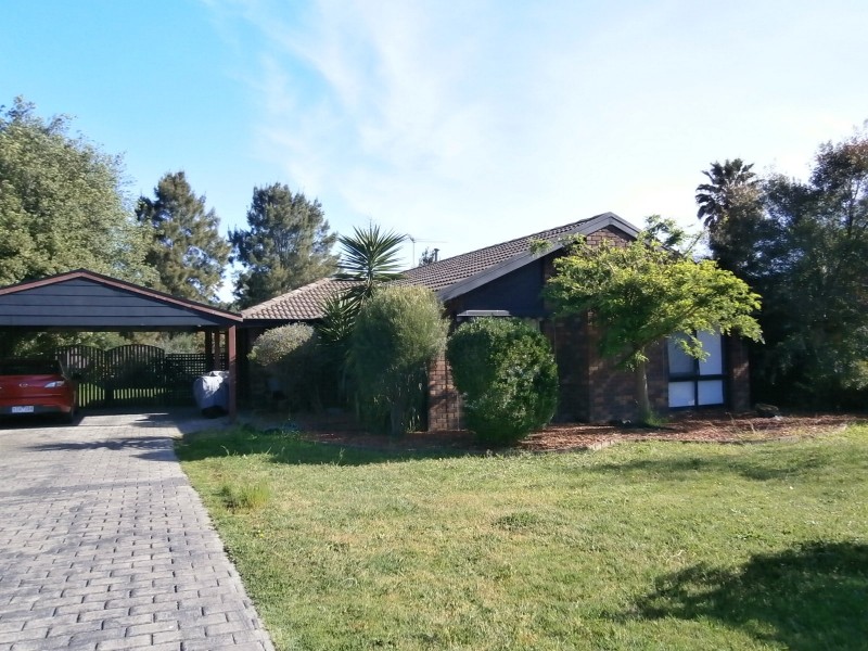 2 DARVEL COURT, Endeavour Hills VIC 3802