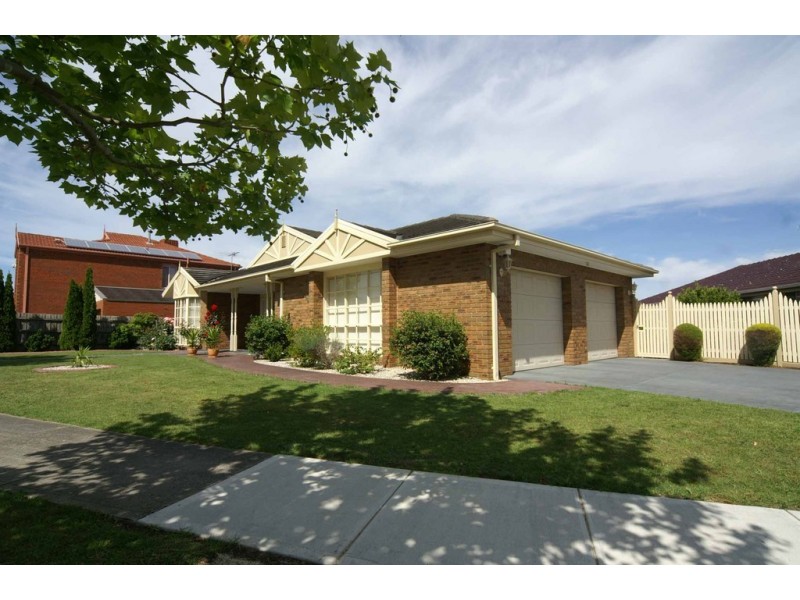 27 Barnsley Drive, Endeavour Hills VIC 3802