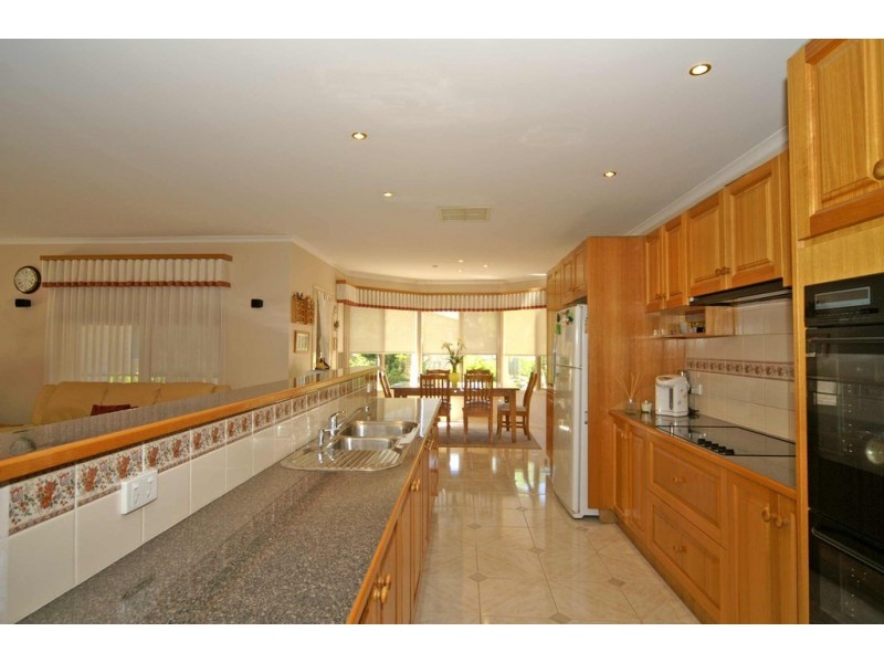 27 Barnsley Drive, Endeavour Hills VIC 3802