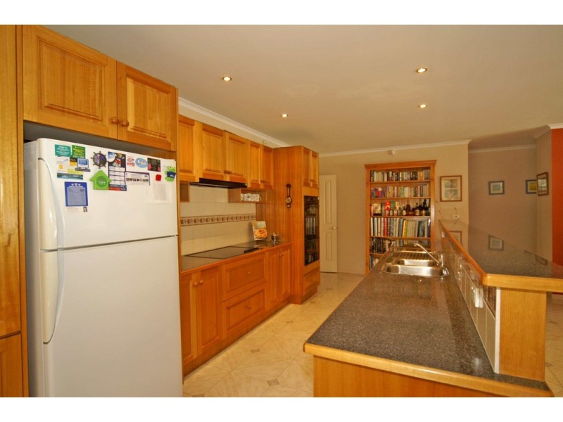 27 Barnsley Drive, Endeavour Hills VIC 3802