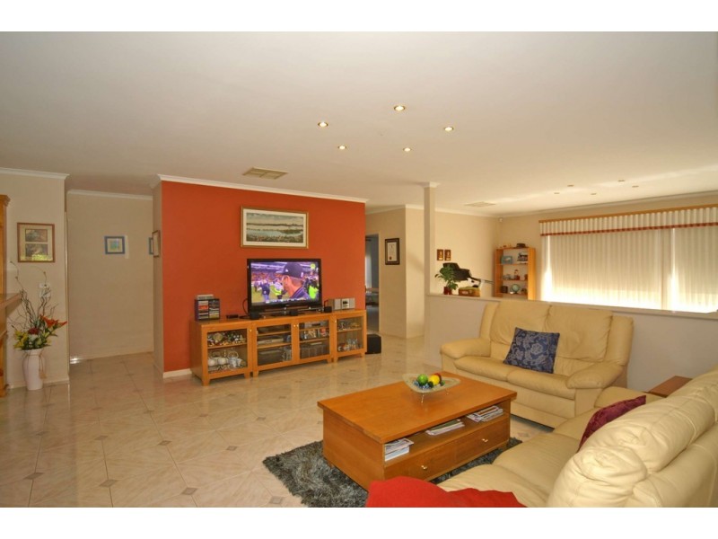 27 Barnsley Drive, Endeavour Hills VIC 3802