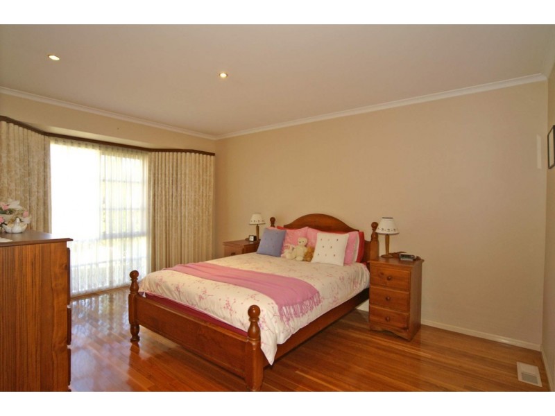 27 Barnsley Drive, Endeavour Hills VIC 3802