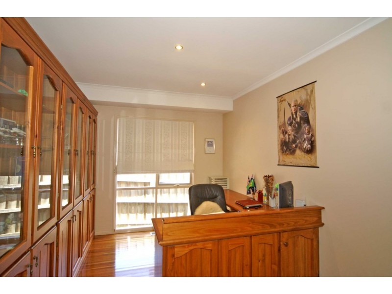 27 Barnsley Drive, Endeavour Hills VIC 3802