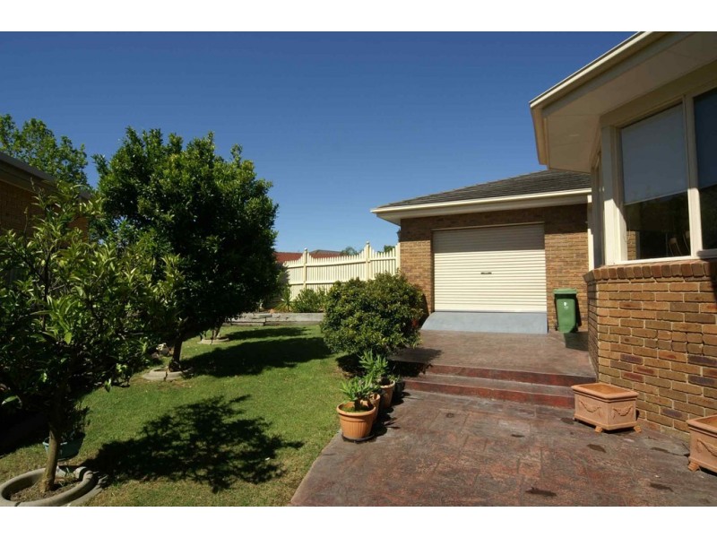 27 Barnsley Drive, Endeavour Hills VIC 3802
