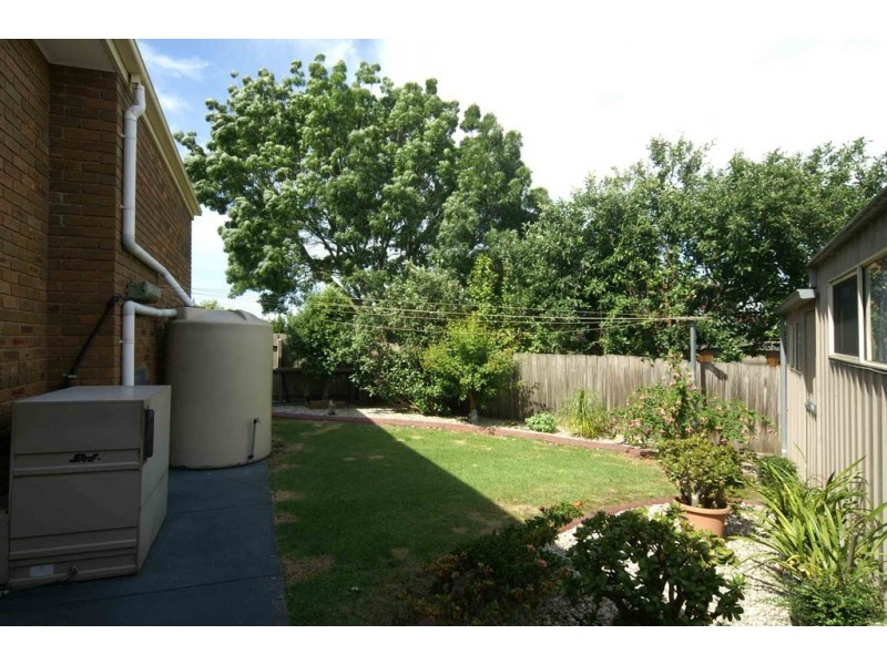 27 Barnsley Drive, Endeavour Hills VIC 3802