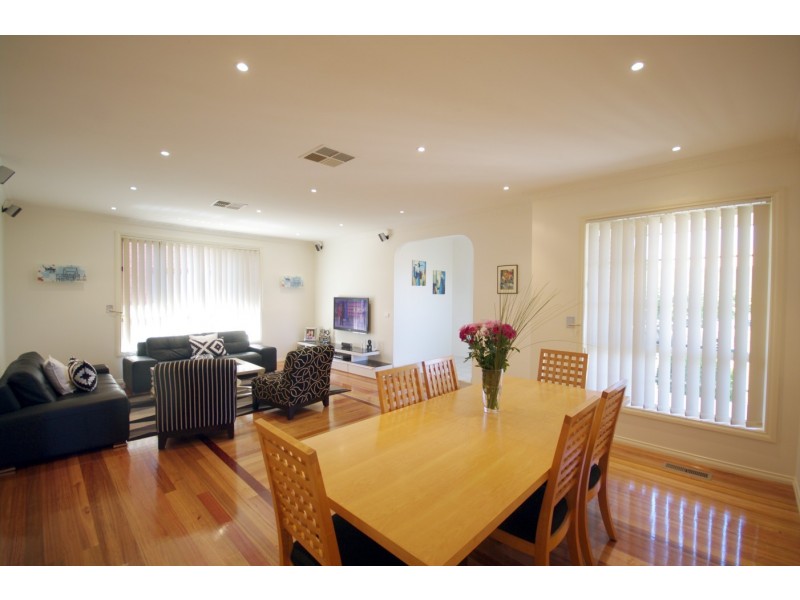 33 Preston Avenue, Endeavour Hills VIC 3802