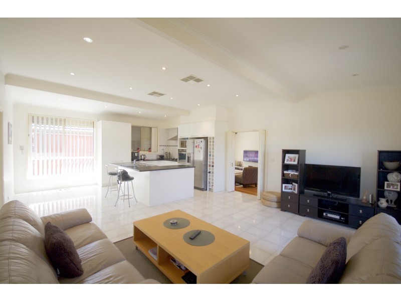 33 Preston Avenue, Endeavour Hills VIC 3802