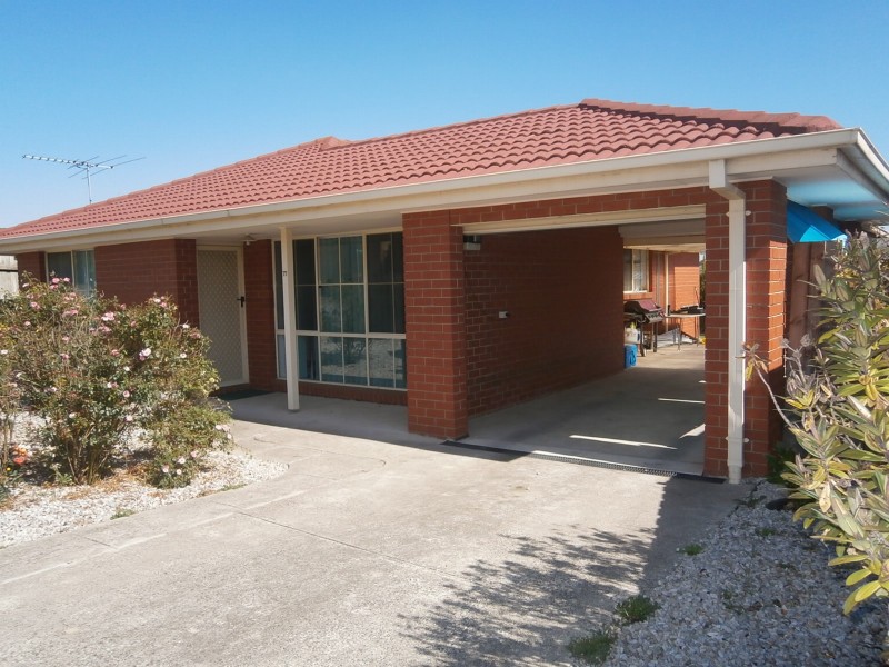 77 HINRICHSEN DRIVE, Hallam VIC 3803