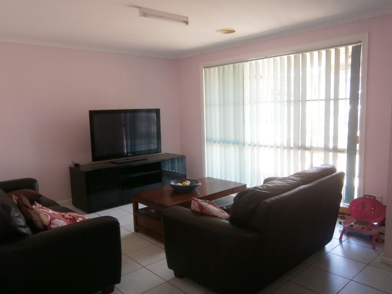 77 HINRICHSEN DRIVE, Hallam VIC 3803