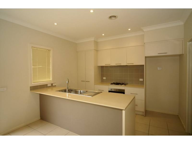 8 MANUSCRIPT DRIVE, Endeavour Hills VIC 3802