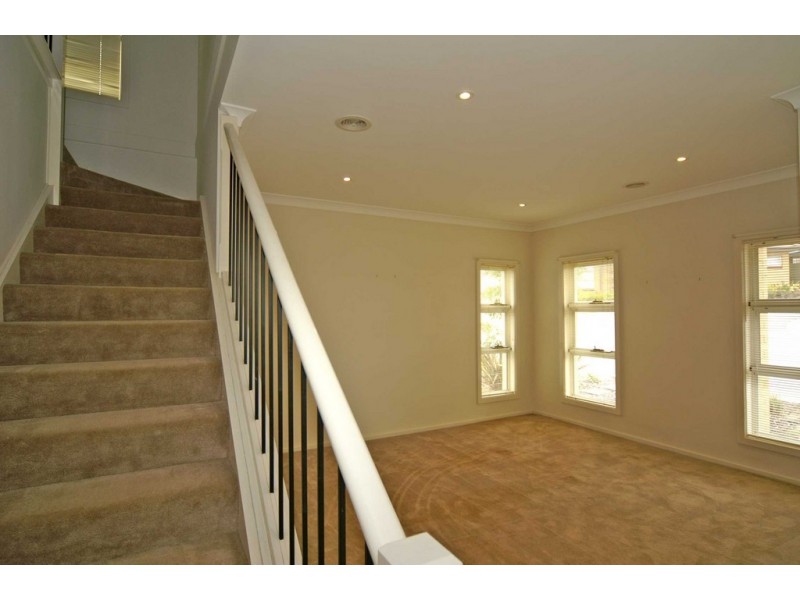 8 MANUSCRIPT DRIVE, Endeavour Hills VIC 3802