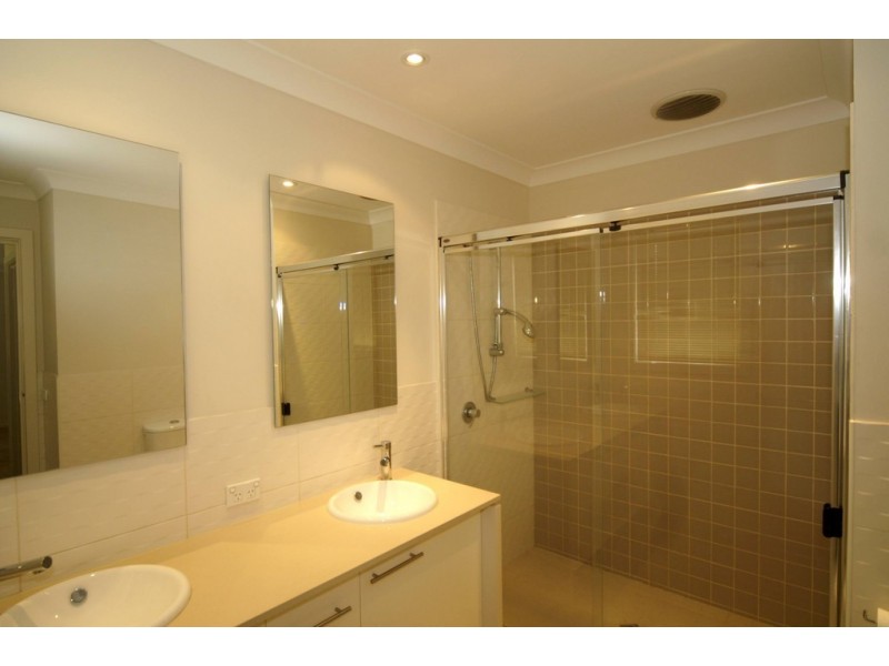 8 MANUSCRIPT DRIVE, Endeavour Hills VIC 3802