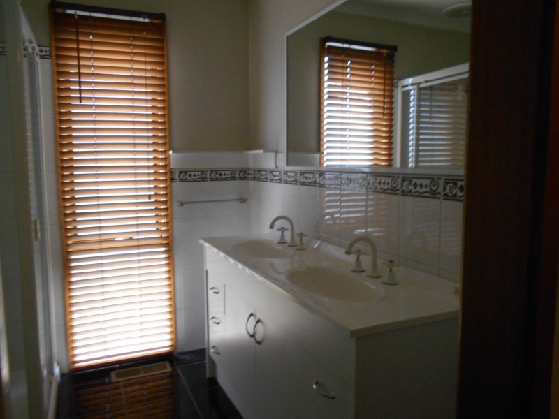 39 MOSSGIEL PARK DRIVE, Endeavour Hills VIC 3802