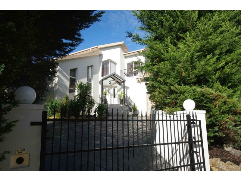 26 Huxley Crescent, Endeavour Hills VIC 3802