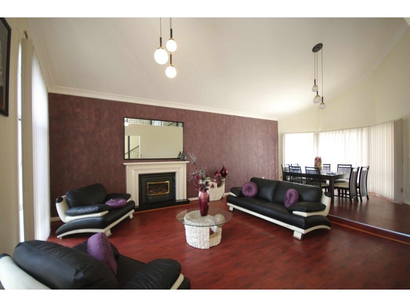 26 Huxley Crescent, Endeavour Hills VIC 3802