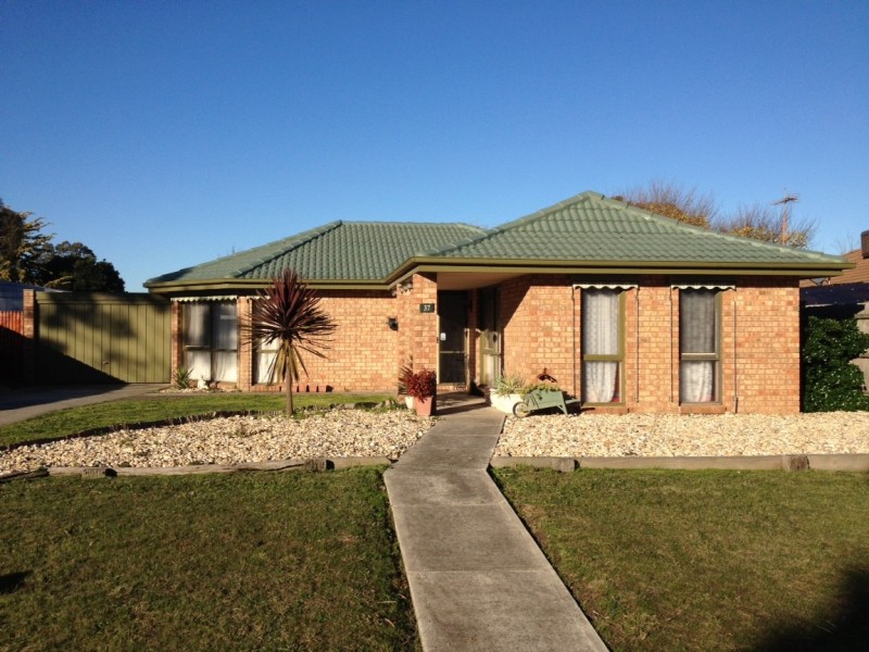 37 KINGSTON AVENUE, Pakenham VIC 3810