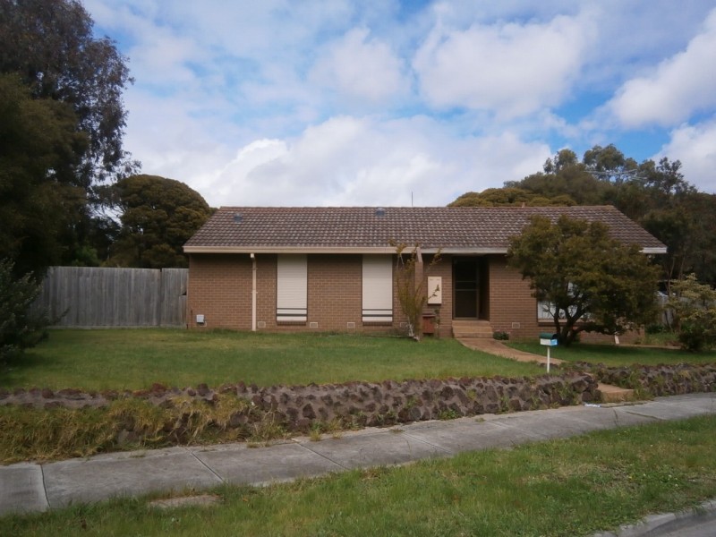 18 CALROSSIE CLOSE, Endeavour Hills VIC 3802