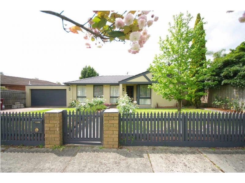 18 Clifton Way, Endeavour Hills VIC 3802