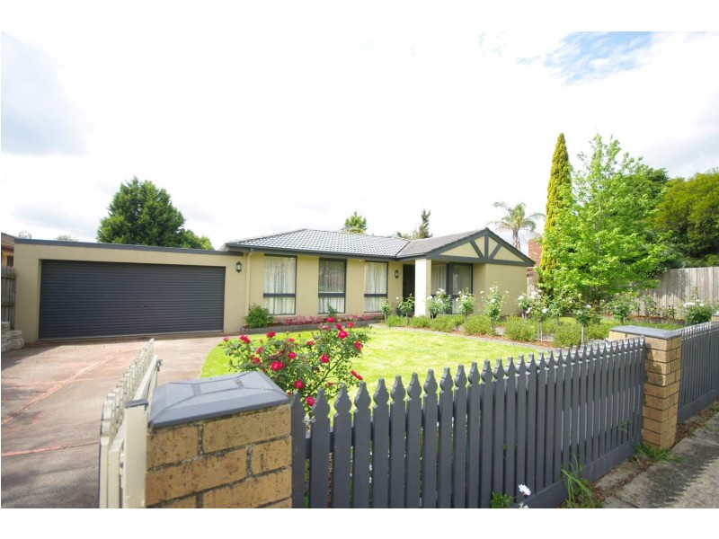 18 Clifton Way, Endeavour Hills VIC 3802