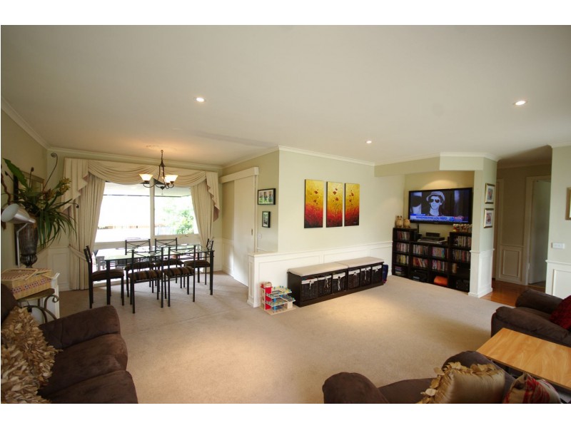 18 Clifton Way, Endeavour Hills VIC 3802