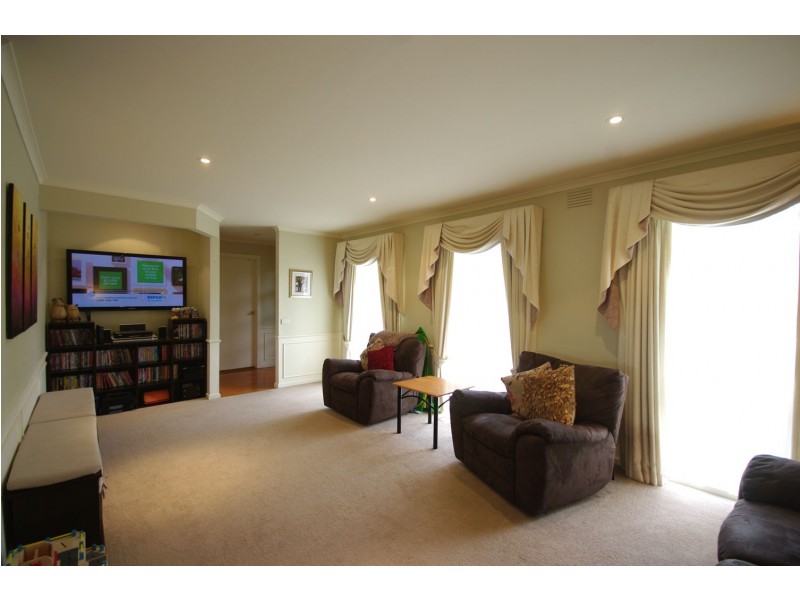 18 Clifton Way, Endeavour Hills VIC 3802