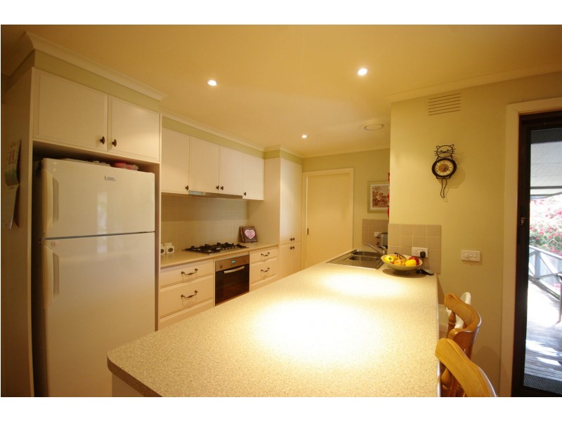 18 Clifton Way, Endeavour Hills VIC 3802